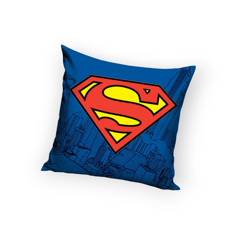 Fantastico cuscino dedicato all'iconico supereroe Superman. Design blu con logo in primo piano. Dimensione: 40x40cm