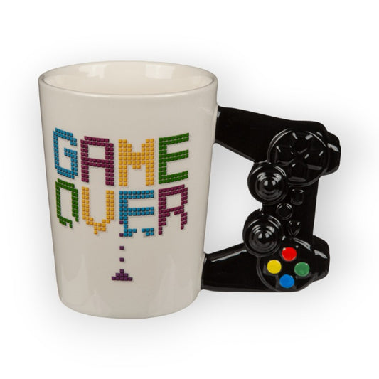 Fantastica tazza in ceramica di alta qualità dedicata agli appassionati di videogiochi. Design bianco con scritta "Game Over" ed un joystick al posto del manico.