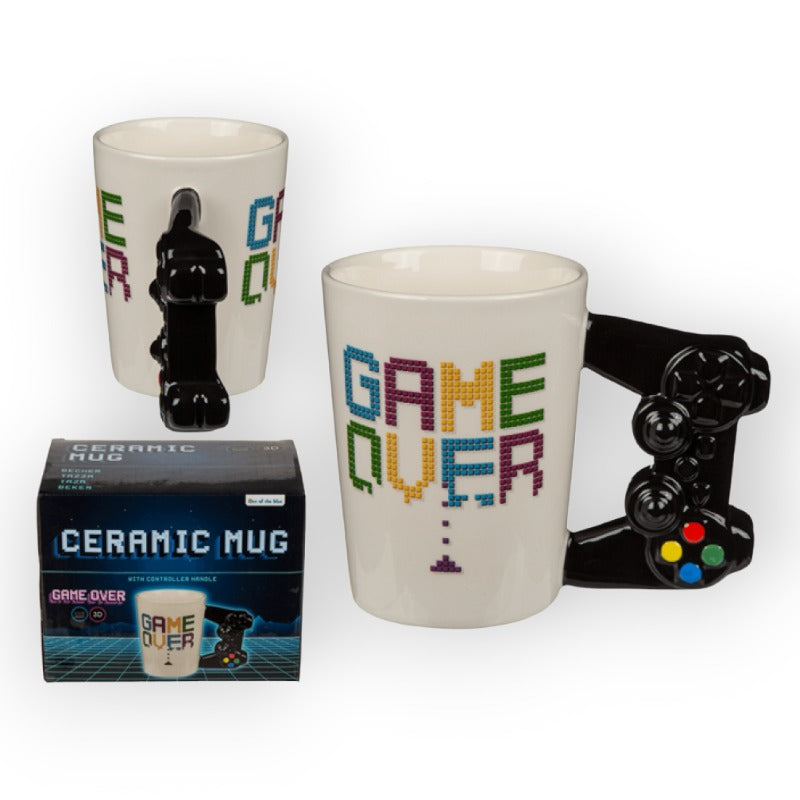 Fantastica tazza in ceramica di alta qualità dedicata agli appassionati di videogiochi. Design bianco con scritta "Game Over" ed un joystick al posto del manico.
