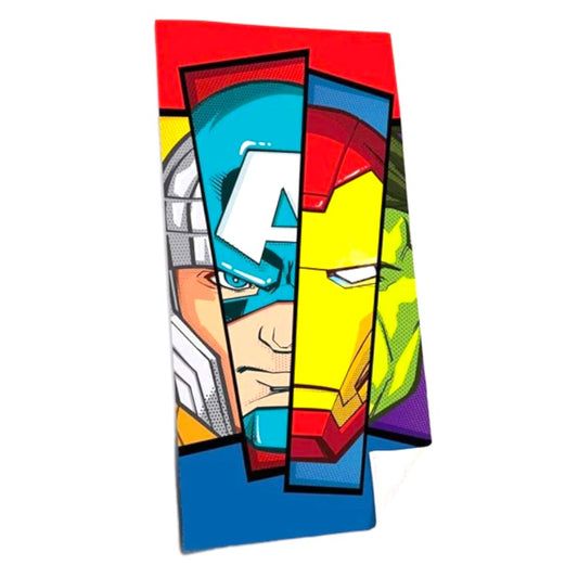 Telo mare in cotone di altissima qualità a tema Avengers Marvel. Design con volto di Iron Man, Captain America, Thor e Hulk.