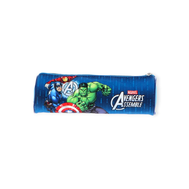 Bellissimo astuccio ovale originale Marvel Avengers. Chiusura super resistente grazie alla cerniera in metallo. Design Avengers Blu.