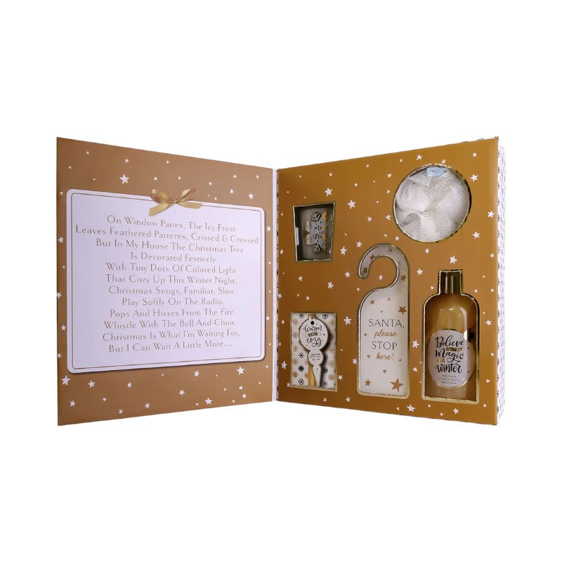 Bellissimo set regalo per la cura del corpo composto da un bagnoschiuma, sali da bagno, una candela profumata, una spugna ed un appendino fuori porta con la scritta "Santa stop here"