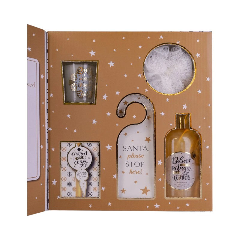 Bellissimo set regalo per la cura del corpo composto da un bagnoschiuma, sali da bagno, una candela profumata, una spugna ed un appendino fuori porta con la scritta "Santa stop here"
