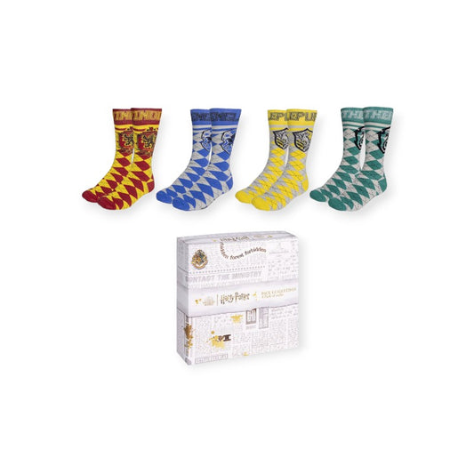 Bellissimo kit regalo composto da 4 paia di calzini colorati in cotone a tema Harry Potter. Ogni calza raffigura una delle quattro famose casate di Hogwarts.