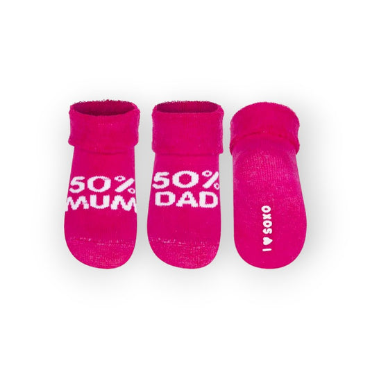 Fantastiche calze da neonata color rosa con scritta 50% Mum 50% Dad. Mamma e papà.. Idea regalo perfetta gadget divertente