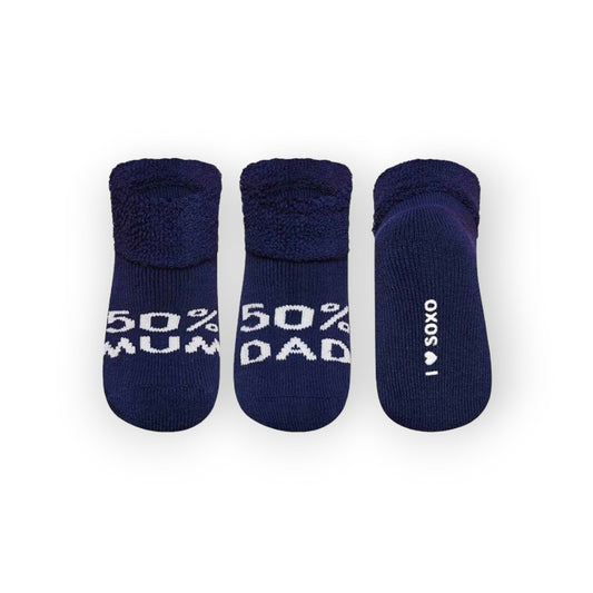 Fantastiche calze da neonato colore blu con scritta 50% Mum 50% Dad. Mamma e papà.. Idea regalo perfetta gadget divertente
