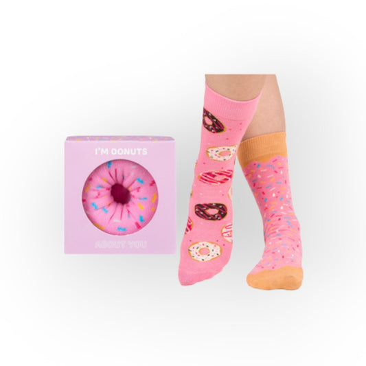 Fantastiche calze da donna e ragazza misura 35-40. Calze lunghe con disegni zucchero ciambella in una confezione regalo rosa divertente ed originale. Ottima idea regalo gadget divertente