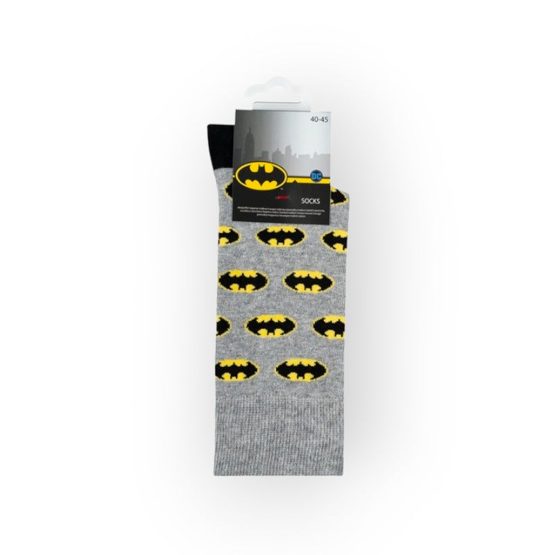 Fantastici calzini dedicati al supereroe più amato di tutti. Le calze sono grigie con loghi di Batman originali. Misura 40-45 sono un'ottima idea regalo