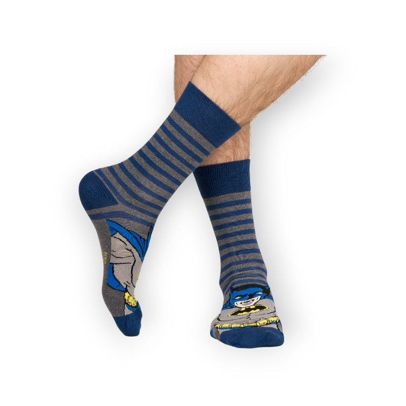 Fantastici calzini dedicati al supereroe più amato di tutti. Le calze sono grigie con strisce blu e disegno di Batman originale Misura 40-45 sono un'ottima idea regalo
