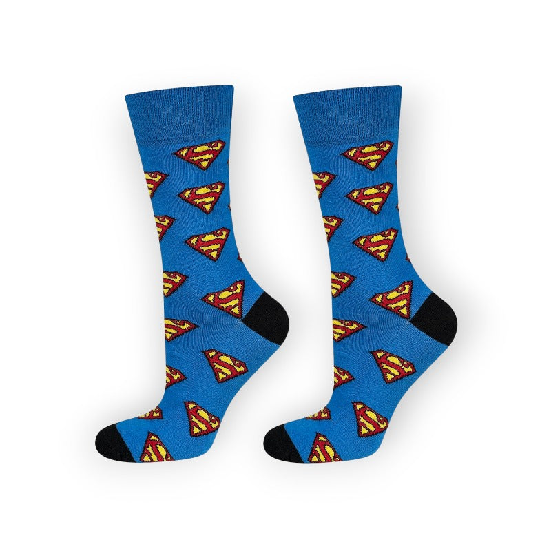 Fantastici calzini dedicati al supereroe più amato di tutti. Le calze sono blu con loghi di Superman originali e colorati. Misura 40-45 sono un'ottima idea regalo