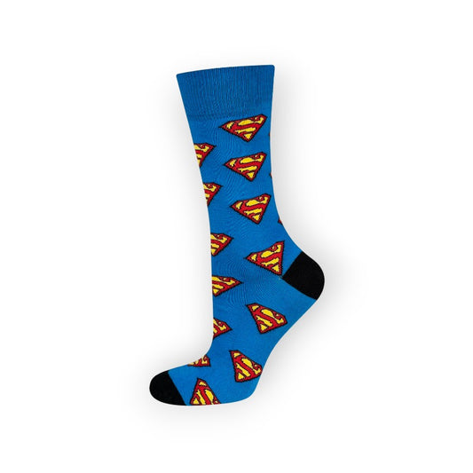 Fantastici calzini dedicati al supereroe più amato di tutti. Le calze sono blu con loghi di Superman originali e colorati. Misura 40-45 sono un'ottima idea regalo