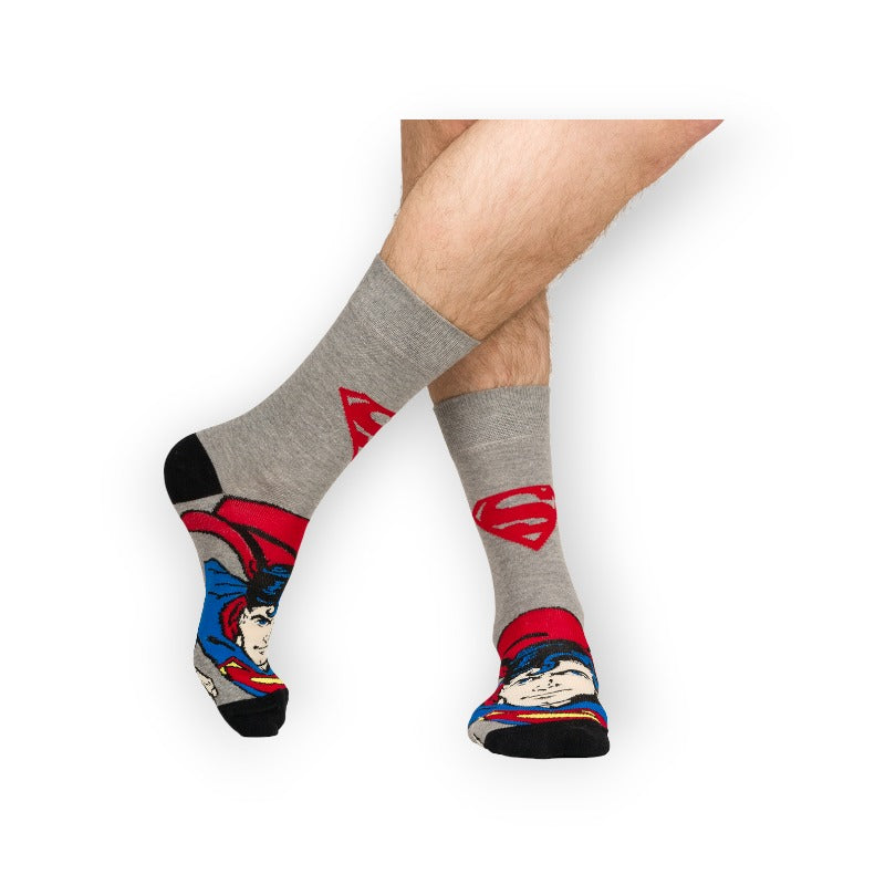 Fantastici calzini dedicati al supereroe più amato di tutti. Le calze sono grigie con disegno colorato di Superman. Misura 40-45 sono un'ottima idea regalo
