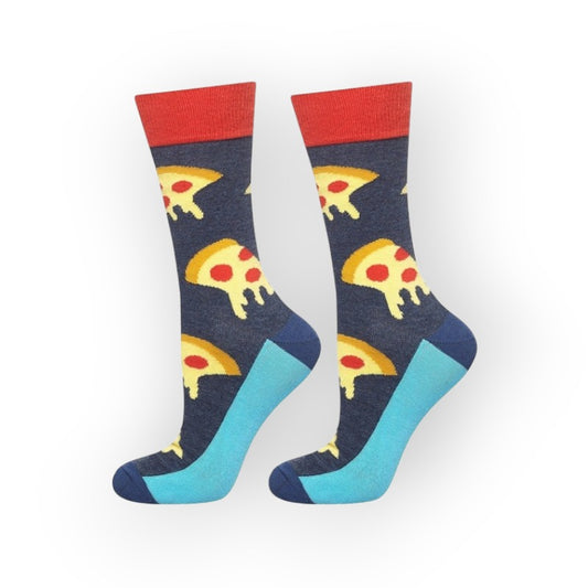 Fantastiche calze colorate a tema pizza con sfondo grigio, fette di pizza gialle, elastico rosso e suola azzurra. Misura 40-45. Ottima idea regalo uomo ragazzo