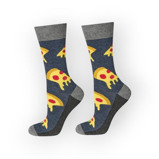 Fantastiche calze colorate a tema pizza con sfondo grigio scuro, fette di pizza gialle, elastico grigio chiaro e suola nera. Misura 40-45. Ottima idea regalo uomo ragazzo
