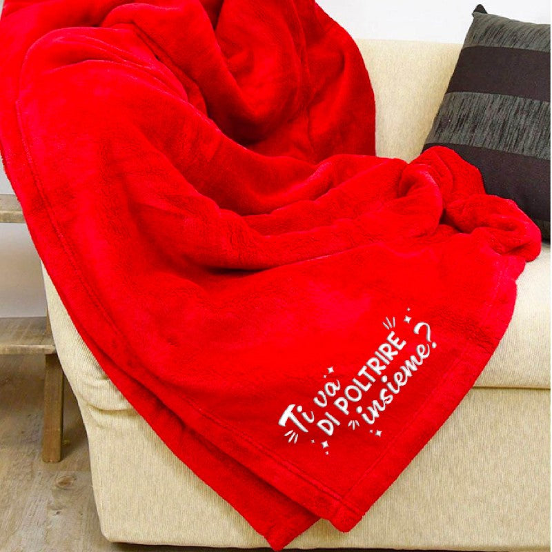 Bellissima coperta in pile a tema Love, rossa con la scritta bianca ricamata "Ti va di poltrire insieme?"