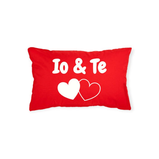 Cuscino rosso rettangolare 50x30cm con scritta bianca "Io e Te" e cuori bianchi. Ottima idea regalo innamorati San Valentino Amore