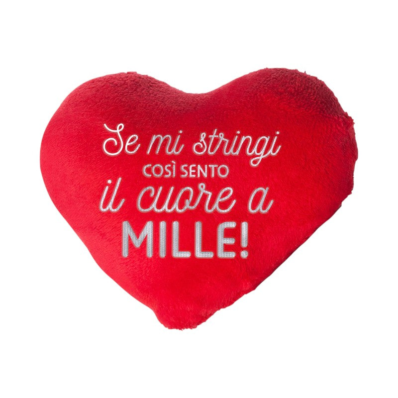 Bellissimo cuscino a forma di cuore con la scritta bianca ricamata "Se mi stringi così sento il cuore a mille", sofficissimo e morbidissimo.
