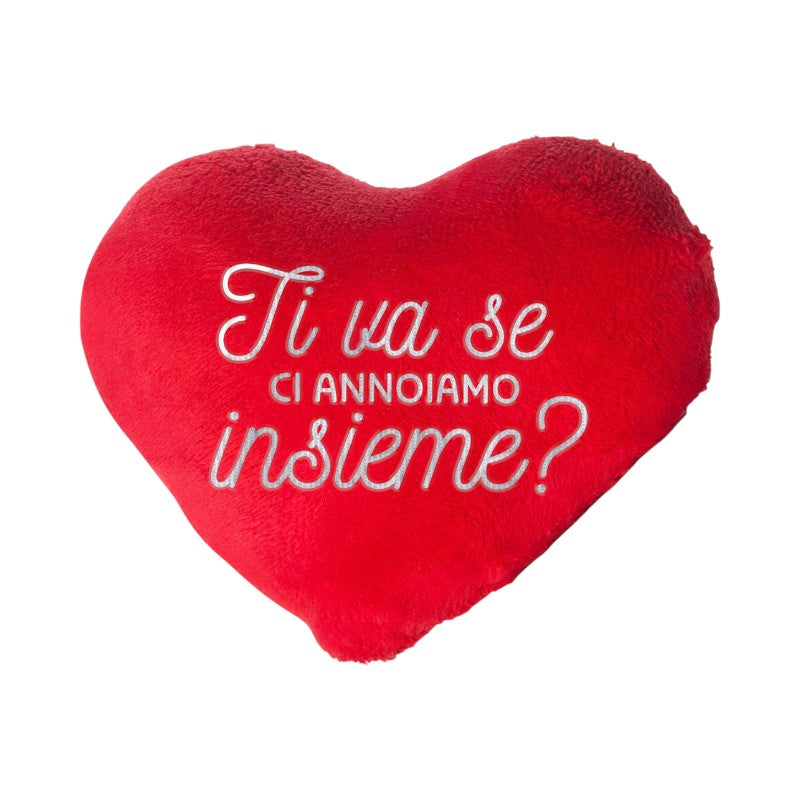 Bellissimo cuscino a forma di cuore con la scritta bianca ricamata "Ti va se ci annoiamo insieme?", sofficissimo e morbidissimo.