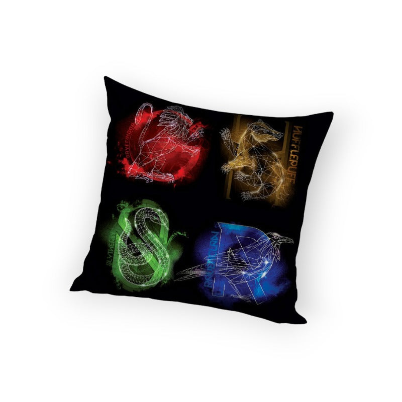 Cuscino rettangolare 40x40cm a tema Harry Potter. Colore nero con i loghi delle quattro casate di Hogwarts: Serpeverde, Tassorosso, Grifondoro