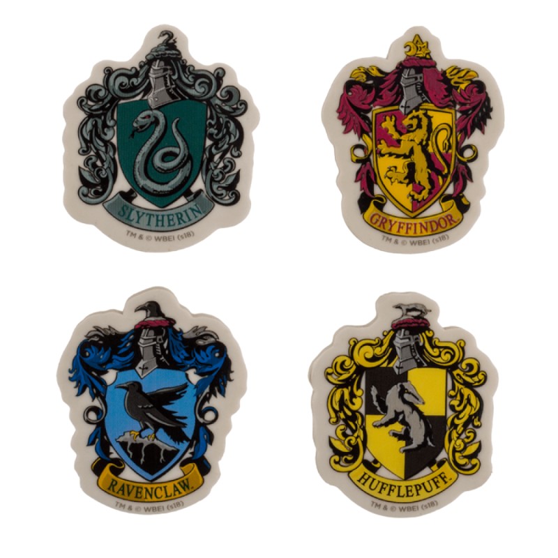 Set composto da 4 gomme da cancellare a tema Harry Potter. Ogni gomma rappresenta il logo di una delle quattro casate di Hogwarts: Tassorosso, Grifondoro, Serpeverde e Corvonero.