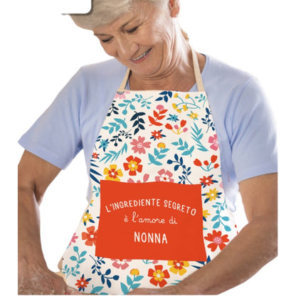 Fantastico grembiule con design floreale e la scritta "L'ingrediente segreto è l'amore di nonna"