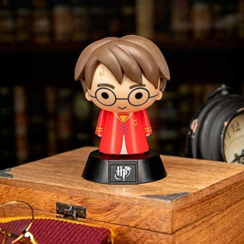 Fantastica lampada da comodino o da scrivania di Harry Potter con la divisa da Quidditch. Emana una luce soffusa e funziona con due pile stilo AA. Ottima idea regalo gadget divertente