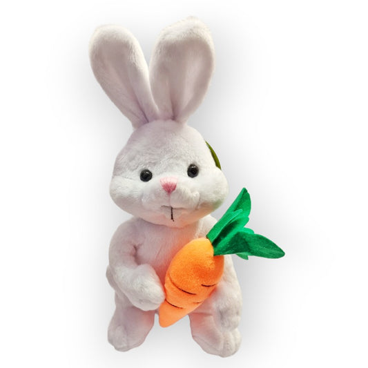 Fantastico peluche a forma di coniglietto di colore bianco con in mano una carota arancione con ciuffo d'erba verde. Morbidissimo e tenerissimo, ottima idea regalo. Dimensione 37cm