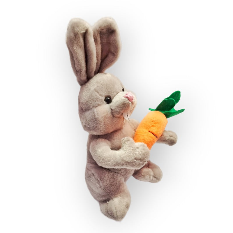Fantastico peluche a forma di coniglietto di colore grigio con in mano una carota arancione con ciuffo d'erba verde. Morbidissimo e tenerissimo, ottima idea regalo. Dimensione 37cm