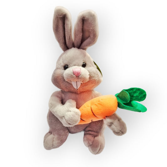 Fantastico peluche a forma di coniglietto di colore grigio con in mano una carota arancione con ciuffo d'erba verde. Morbidissimo e tenerissimo, ottima idea regalo. Dimensione 37cm