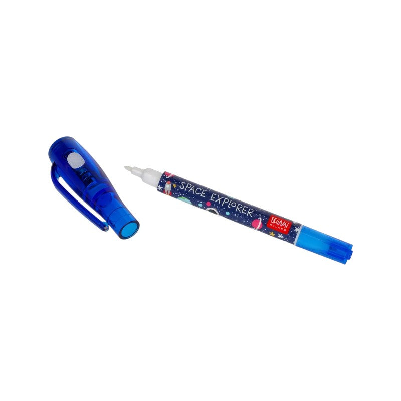Fantastica penna legami con in un estremità un classico inchiostro blu, mentre dall'altra un inchiostro magico visibile solo con l'apposita luce.