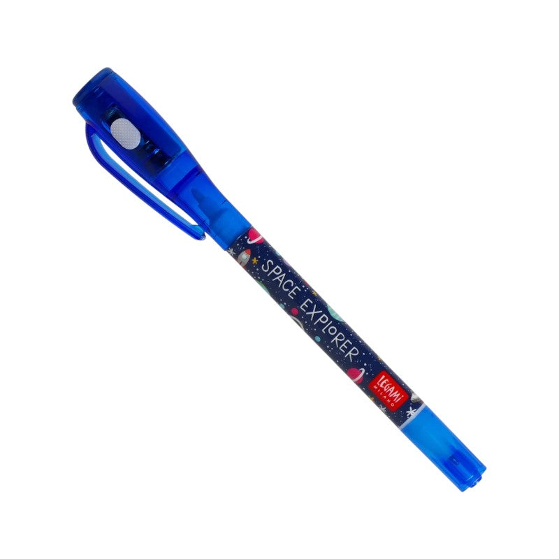 Fantastica penna legami con in un estremità un classico inchiostro blu, mentre dall'altra un inchiostro magico visibile solo con l'apposita luce.