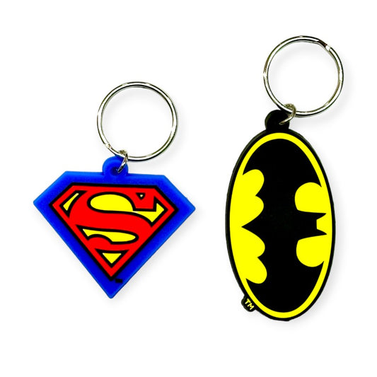 Bellissimo set composto da 2 portachiavi uno con il logo di Batman ed uno con il logo di Superman
