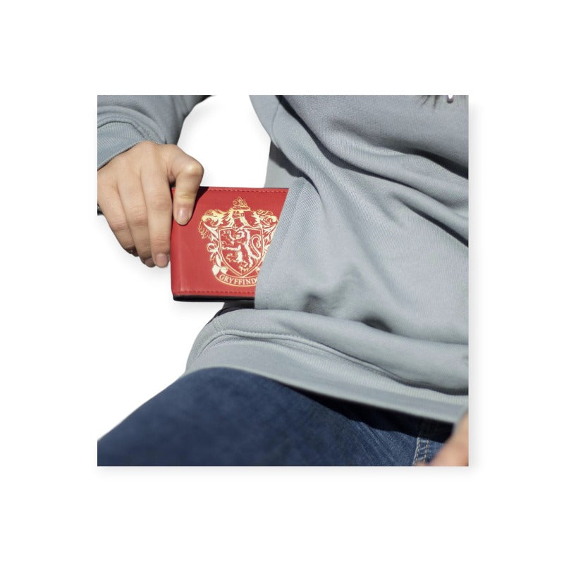 Bellissimo portafoglio rosso a tema Grifondoro, dotato di tasca porta-banconote e 6 taschini porta-tessere. Colore rosso con logo Grifondoro dorato