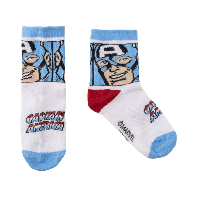 Bellissimo set regalo composto da 5 paia di calzini colorati per bambini a tema Avengers. Ogni coppia di calze ha raffigurato un supereroe differente.