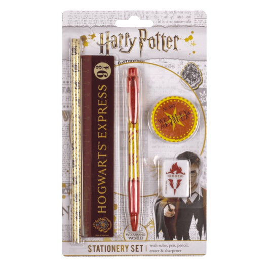 Bellissimo set da scrittura composto da 5 pezzi a tema Harry Potter. Contiene: gomma, temperino, penna, matita e righello