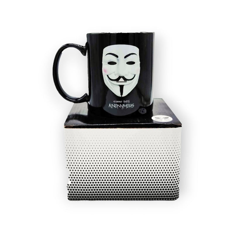 Tazza in ceramica nera di altissima qualità con design "V per vendetta". Disegno maschera Anonymous con la scritta Siamo tutti Anonymous. Scatola originale ottima idea regalo