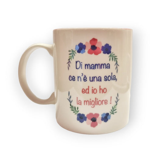 Fantastica tazza in ceramica di alta qualità dedicata alla festa della mamma. Design bianco con disegni di fiori e la scritta "Di mamma ce n'è una sola ed io ho la migliore"