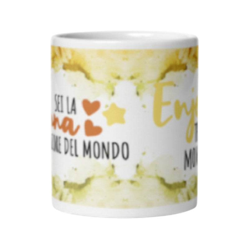 Bellissima tazza per la tua super nonna, bianca con dettagli gialli e la scritta "Sei la nonna migliore del mondo, enjoy the moment"