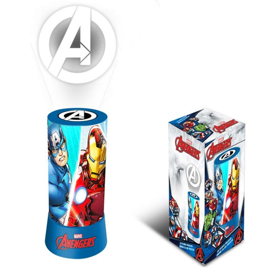 Fantastico proiettore a led a tema Marvel Avengers. La lampada può essere appoggiata sia sul comodino che sulla scrivania e garantisce una proiezione del logo degli avengers. Ottima idea reglao per bambini