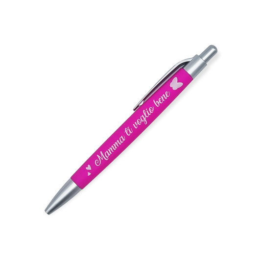 Fantastica penna a sfera dedicata alla Festa della Mamma. La penna ha un design di colore rosa con la scritta bianca "Mamma ti voglio bene" ed il disegno di farfalle e cuoricini.