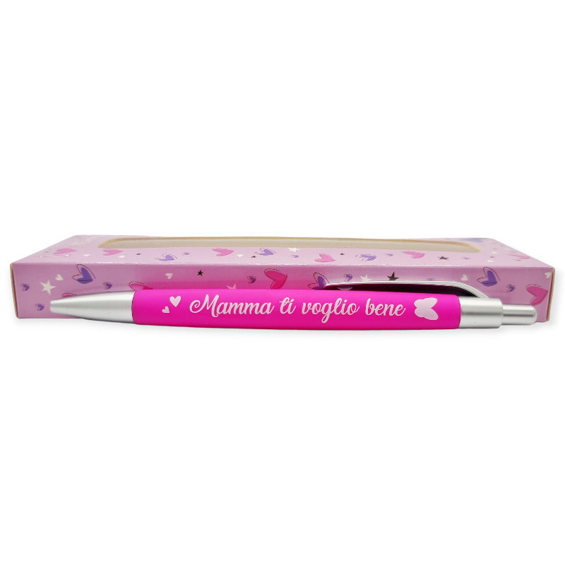 Fantastica penna a sfera dedicata alla Festa della Mamma. La penna ha un design di colore rosa con la scritta bianca "Mamma ti voglio bene" ed il disegno di farfalle e cuoricini. Con scatola regalo rosa.