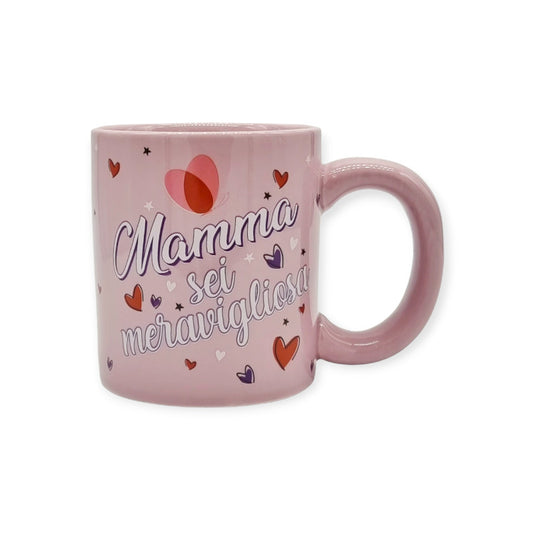 Fantastica tazza in ceramica rosa di altissima qualità. Design con cuoricini e scritta "Mamma sei meravigliosa". Ottima idea regalo per la festa della mamma.