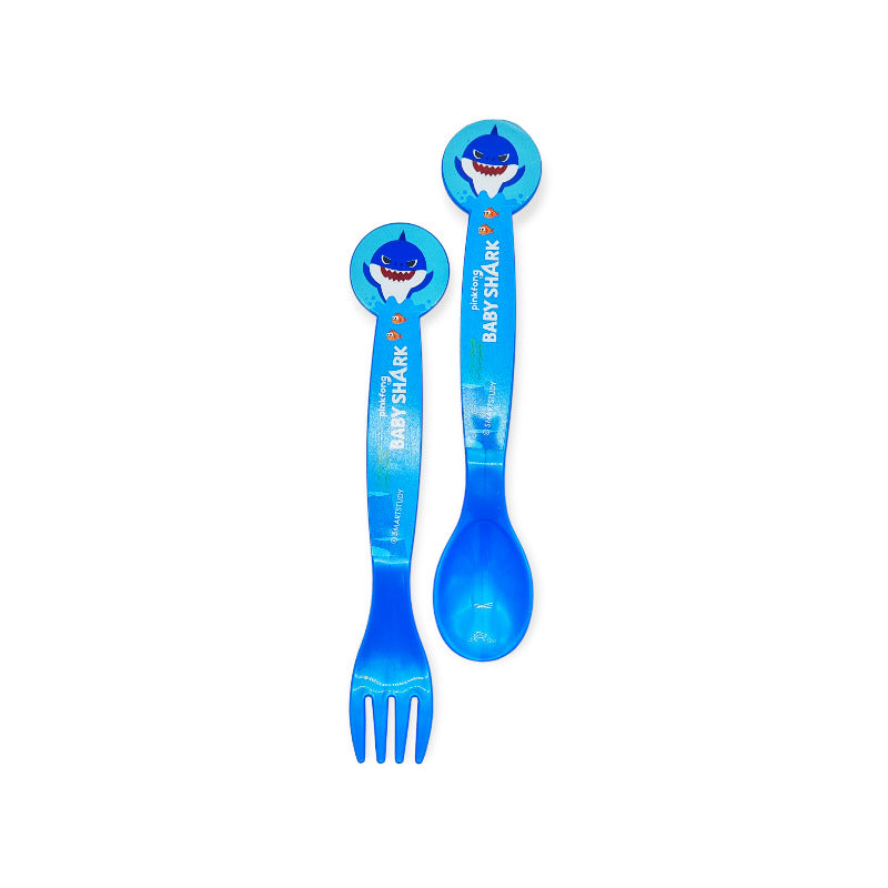 Set 2 posate da bambini a tema Baby Shark. Colore blu con disegnati gli squaletti di Baby Shark. Il set è composto da 1 forchetta ed 1 coltello. Lavabili in lavastoviglie e 100% riciclabili