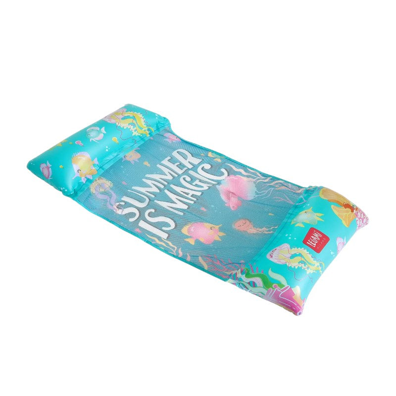 Amaca gonfiabile Legami Summer is Magic 135x74cm: rete a contatto acqua, doppia camera, 90kg, toppa inclusa. Design marino kawaii. Perfetta per piscina e mare!
