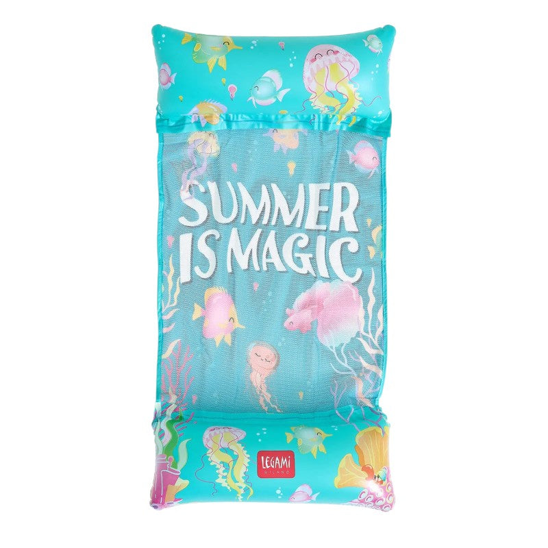 Amaca gonfiabile Legami Summer is Magic 135x74cm: rete a contatto acqua, doppia camera, 90kg, toppa inclusa. Design marino kawaii. Perfetta per piscina e mare!

