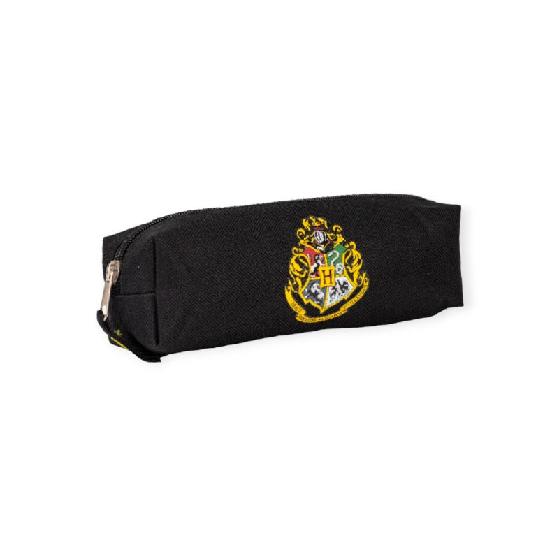 Bellissimo portapenne originale Hogwarts. Astuccio capiente di altissima qualità con cerniera resistente e di facile chiusura.