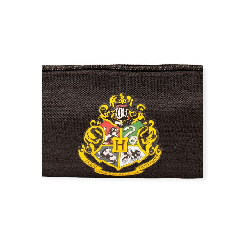 Bellissimo portapenne originale Hogwarts. Astuccio capiente di altissima qualità con cerniera resistente e di facile chiusura.