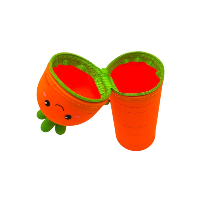 Astuccio kawaii carota I-Total Fresh Market — silicone morbido arancio, faccina sorridente, zip verde. Regalo originale e colorato per la scuola.