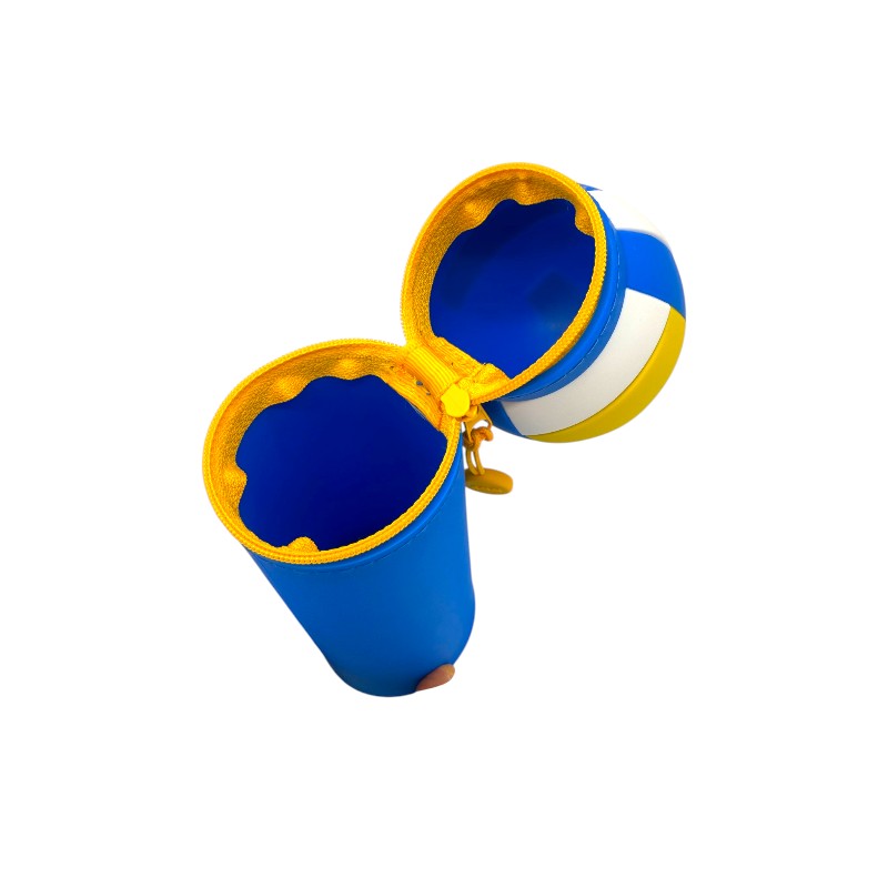 Astuccio kawaii pallavolo I-Total — silicone blu, pallone volley 3D in cima, zip gialla. Regalo originale per bambine e ragazze appassionate di sport.