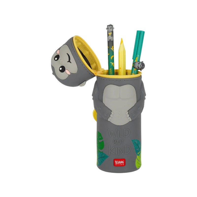 Astuccio kawaii Legami Gorilla — silicone grigio morbido, gorilla 3D sorridente, zip gialla con tirante banana, tema Wild But Kind. Regalo originale.